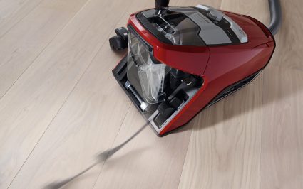 Miele-Blizzard-CX1-Red-Lifestyle cord on the move retracting